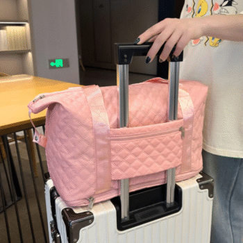 Hong Fu large capacity foldable travel duffel bag in red, made of waterproof oxford fabric. 